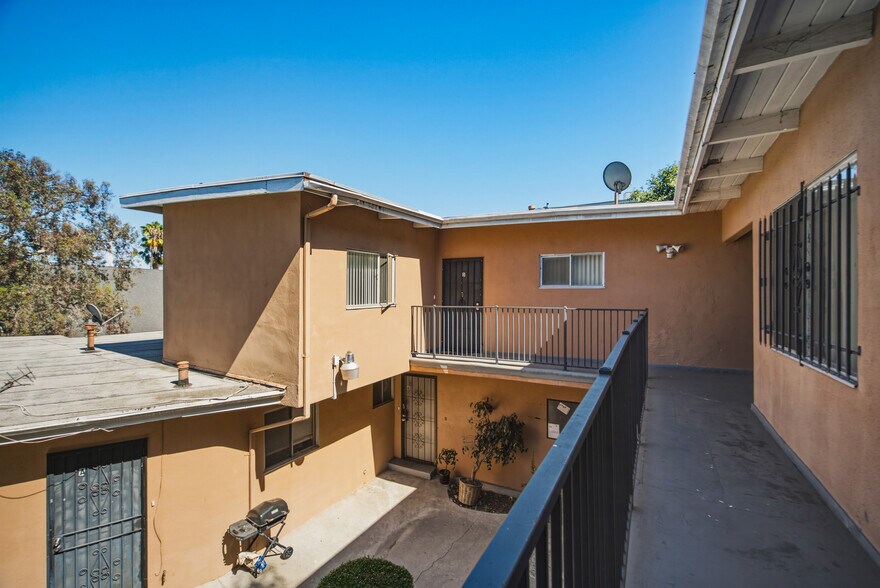 More Photos Of 3815 Don Tomaso Dr, Los Angeles Apartments For Sale