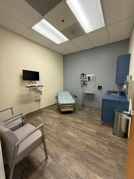 More Photos Of 1024 W Rosedale St, Fort Worth Unknown For Lease