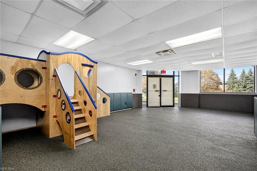 More Photos Of 852 E Highland Rd, Macedonia Flex For Lease