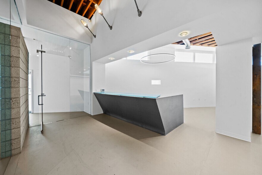 More Photos Of 8607 Venice Blvd, Los Angeles Loft Creative Space For Lease