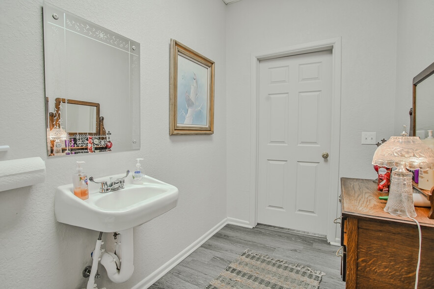 More Photos Of 1824 26th St, Snyder Office For Sale