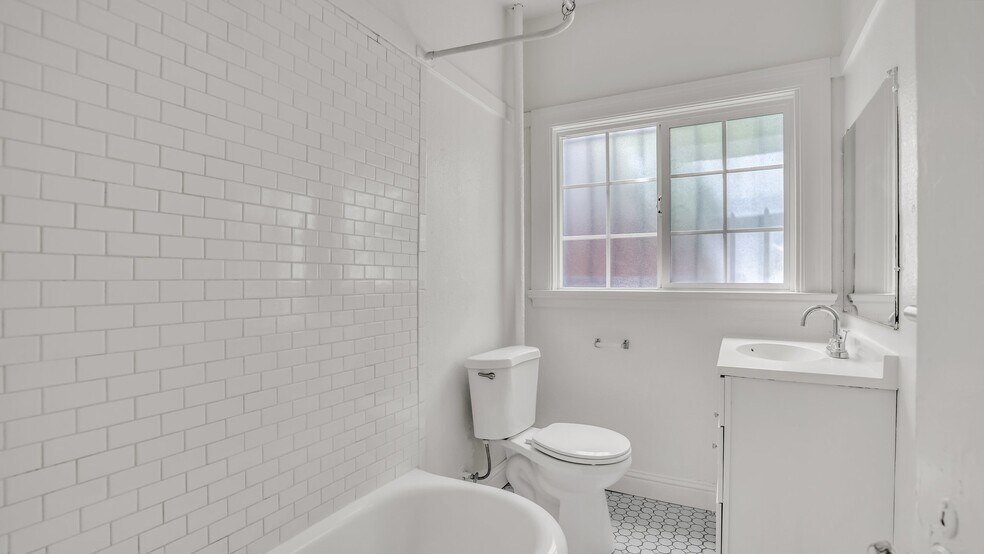 More Photos Of 1000 E 33rd St, Oakland Apartments For Sale