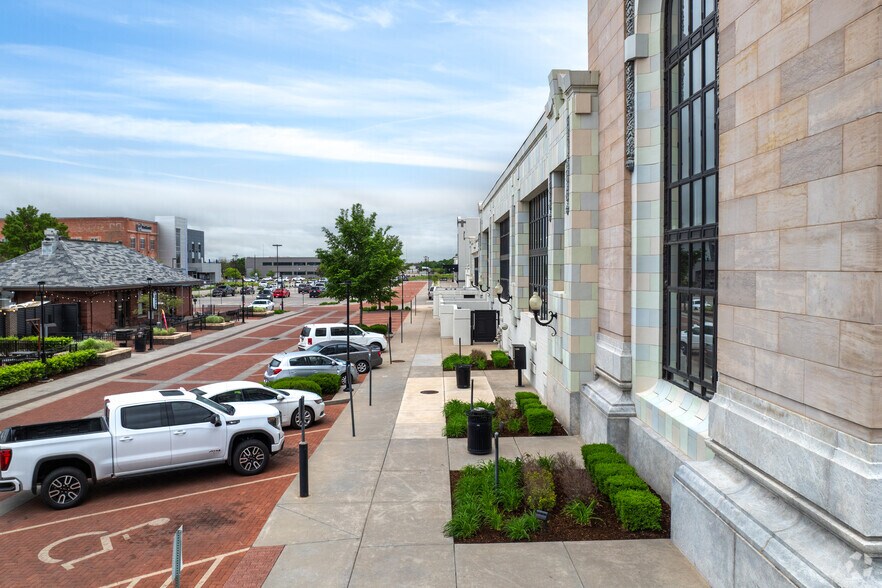 More Photos Of 701 E Douglas Ave, Wichita Office For Lease