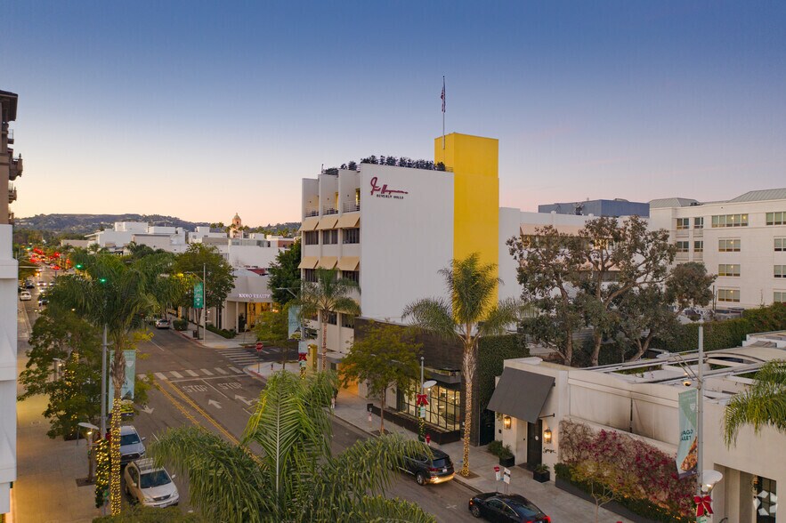 More Photos Of 184-188 N Canon Dr, Beverly Hills Restaurant For Lease