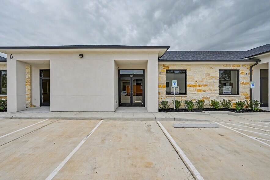 Primary Photo Of 625 Regal Row, Montgomery Medical For Lease