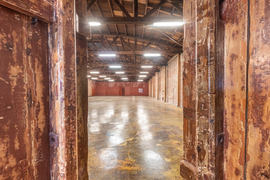 More Photos Of 5000 W Adams Blvd, Los Angeles Showroom For Lease