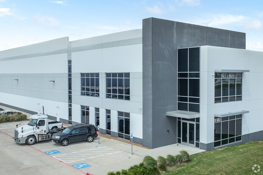 More Photos Of 6101 Grand Pky S, Baytown Distribution For Lease