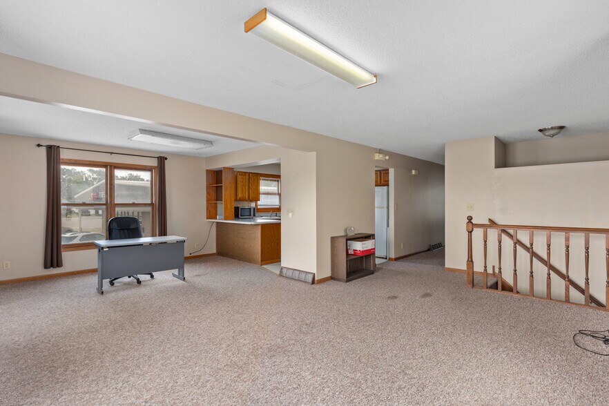 More Photos Of 902 W Union Ave, Litchfield Office For Sale