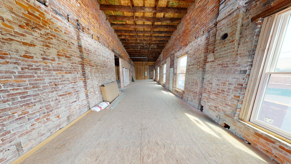 More Photos Of 231-237 S Wabash St, Wabash Storefront Retail Office For Sale