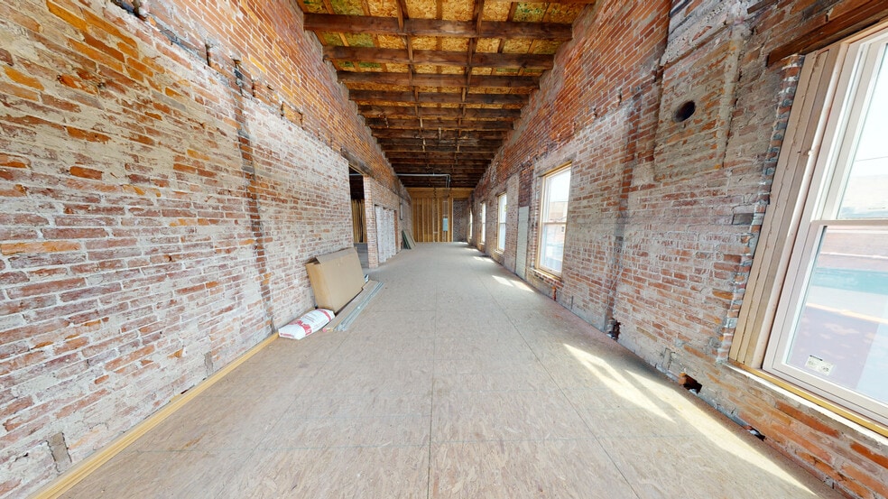 More Photos Of 231-237 S Wabash St, Wabash Storefront Retail Office For Sale