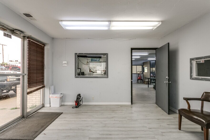 More Photos Of 400 N Macarthur Blvd, Oklahoma City Warehouse For Sale