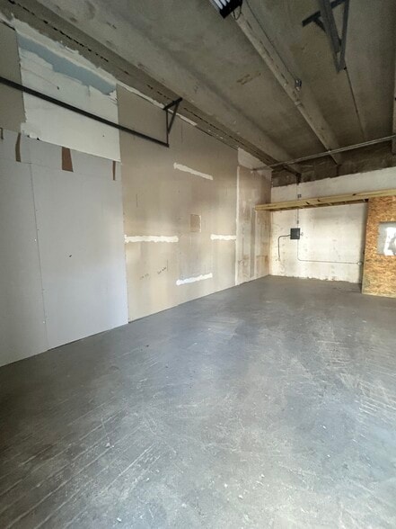More Photos Of 5741 Dawson St, Hollywood Warehouse For Lease