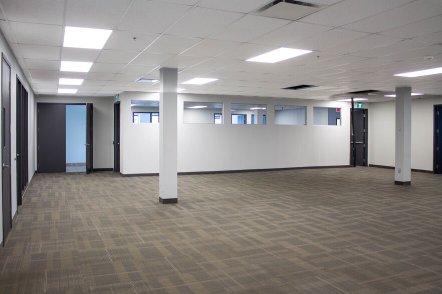 More Photos Of 3695 Aut des Laurentides (A-15) Desste E, Laval Manufacturing For Lease