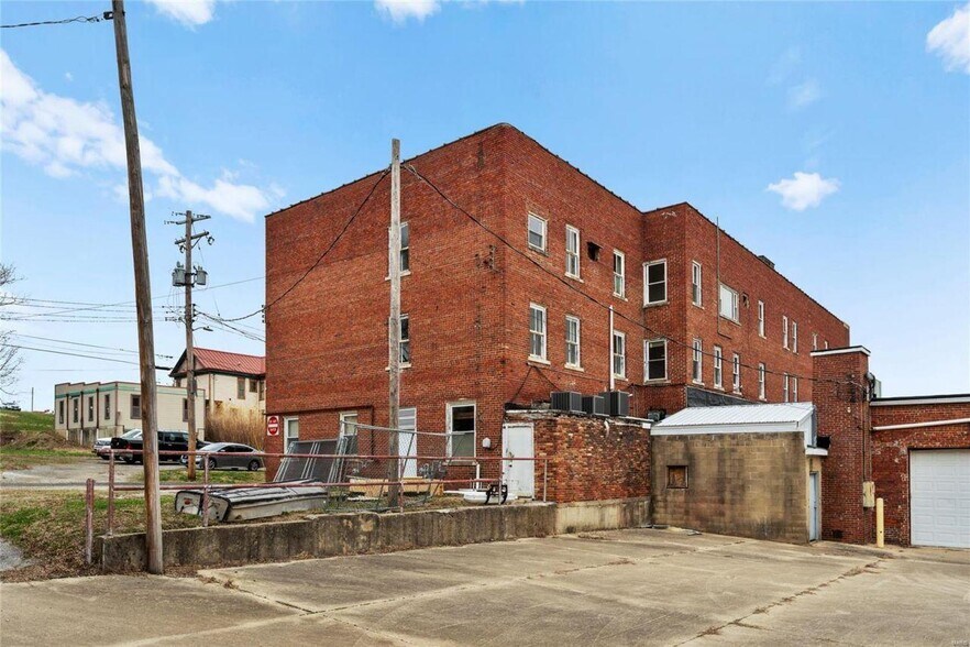 More Photos Of 612 W Gallatin St, Vandalia Apartments For Sale