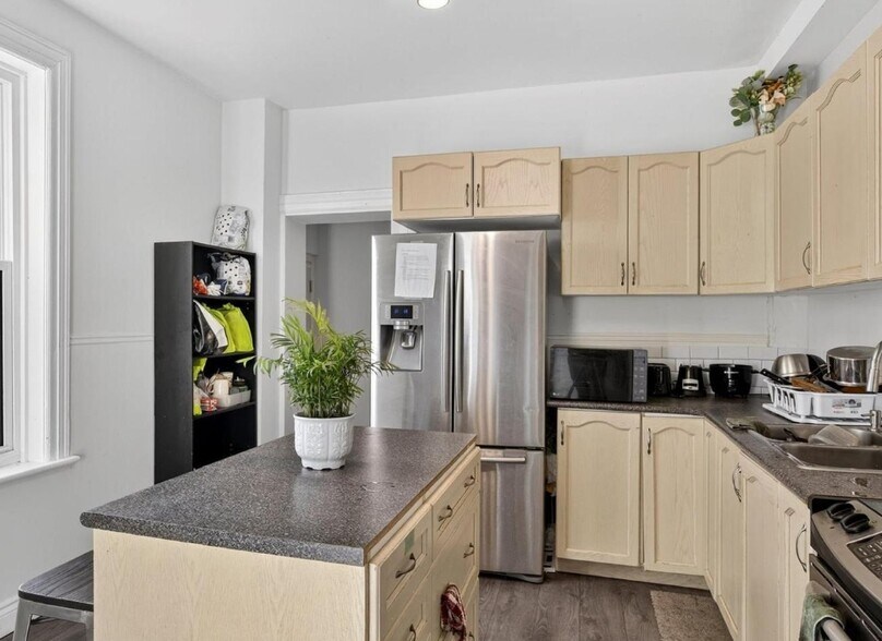 More Photos Of 271 Thomas St, Peterborough Apartments For Sale