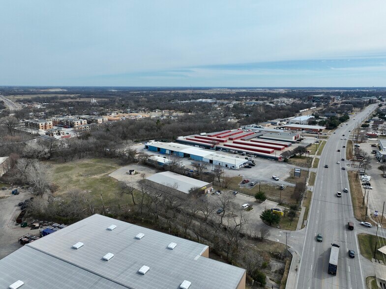 More Photos Of 902 N McDonald St, McKinney Industrial For Lease