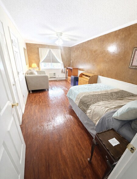 More Photos Of 10 Bruen Ct, Rensselaer Hospitality For Sale