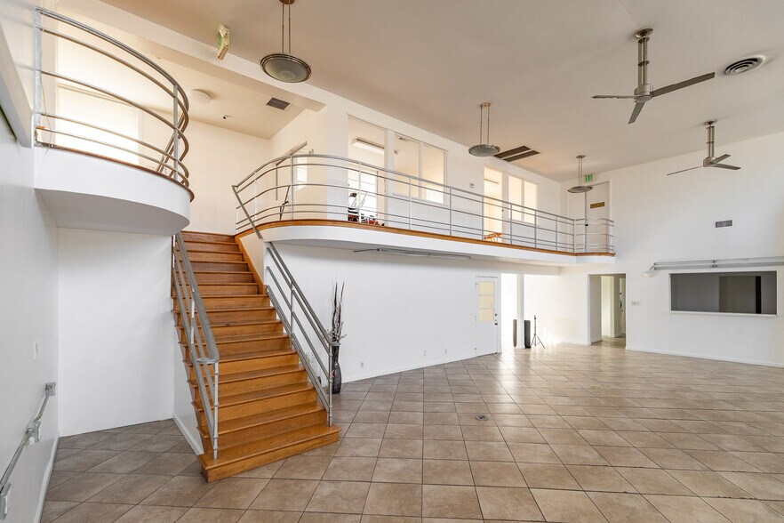 More Photos Of 5245 W San Fernando Rd, Los Angeles Showroom For Sale