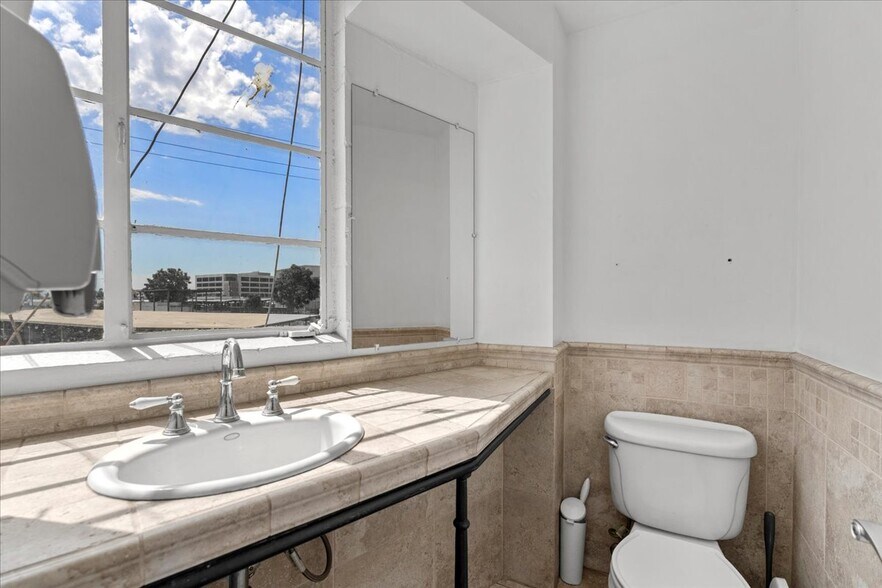 More Photos Of 207 S Flower St, Burbank Office Residential For Lease