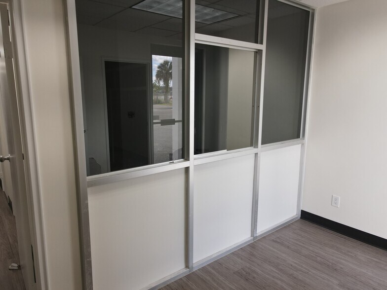 More Photos Of 2513 Industrial Blvd, Orlando Flex For Lease