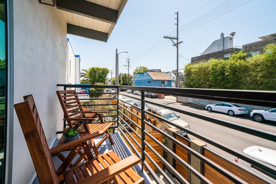 More Photos Of 2602 Pacific Ave, Venice Apartments For Sale