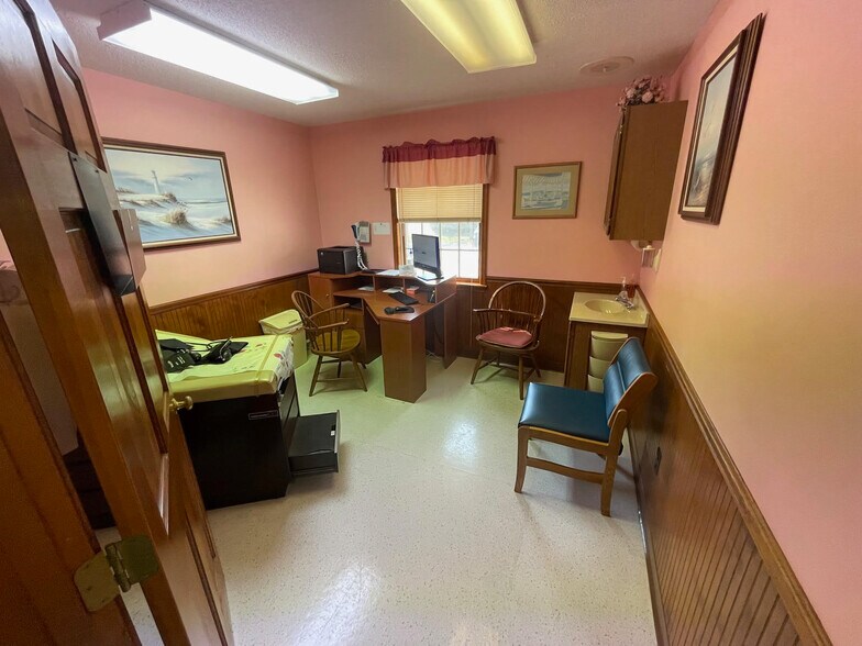 More Photos Of 100 Kings Hwy, Milford Office For Sale