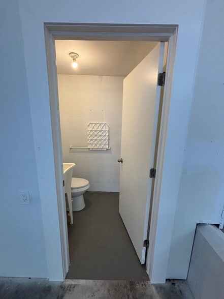 More Photos Of 4055-4059 7th Ter, Saint Petersburg Warehouse For Lease