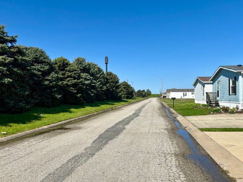 More Photos Of 104 Enterprise Dr, Chenoa Manufactured Housing Mobile Home Park For Sale