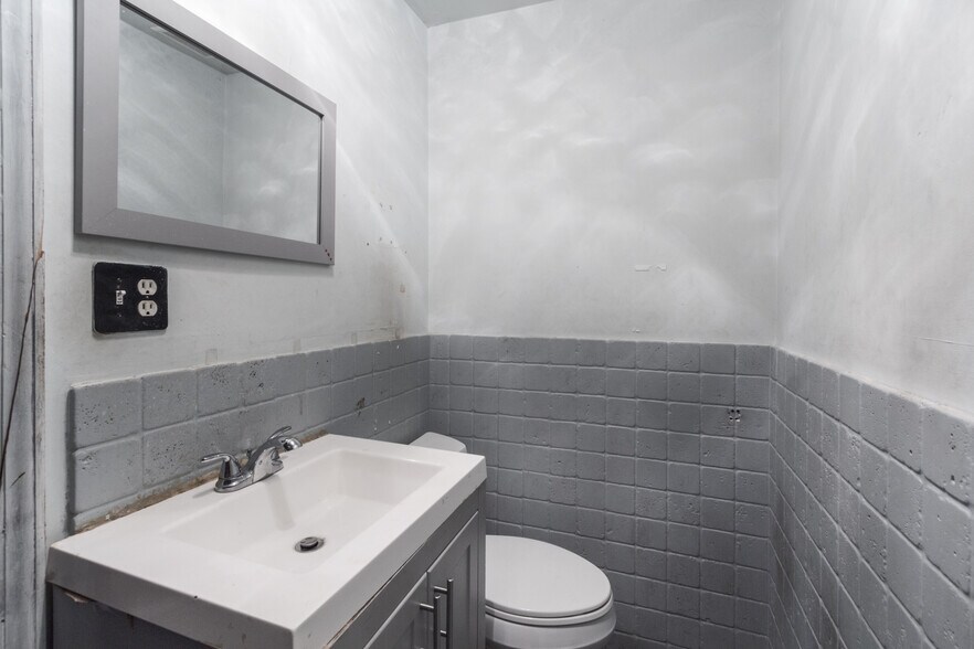 More Photos Of 45 E 34th St, New York Storefront Retail Office For Lease