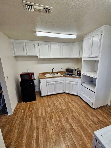 More Photos Of 612 B St, Marysville Bar For Sale