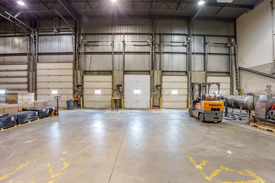 More Photos Of 1690 Rue Eiffel, Boucherville Warehouse For Lease