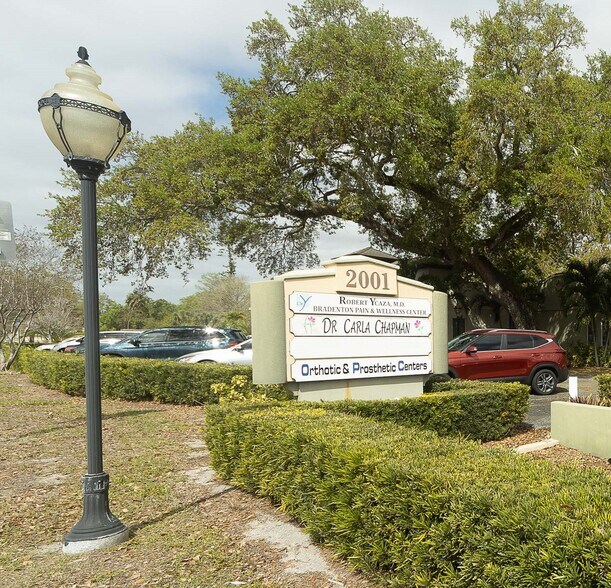 More Photos Of 2001 Manatee Ave E, Bradenton Office For Lease