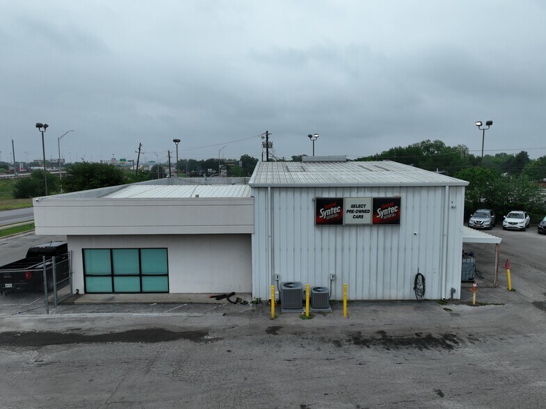 More Photos Of 6415 E US HWY 290, Austin Showroom For Lease