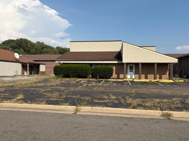 More Photos Of 47 Alice Dr, Akron Office For Lease