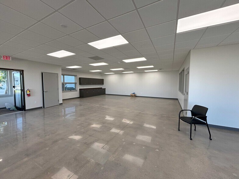 More Photos Of 423 Southgate Ct SW, Cedar Rapids Manufacturing For Lease