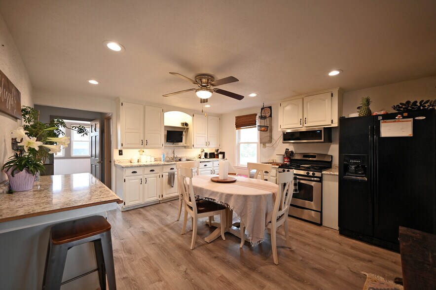 More Photos Of N47W30815 Hill St, Hartland General Retail For Sale