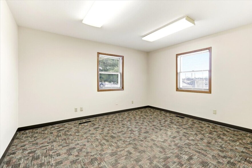 More Photos Of 1910 7th St S, Wisconsin Rapids Office For Sale