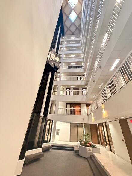More Photos Of 8313 Southwest Fwy, Houston Unknown For Lease