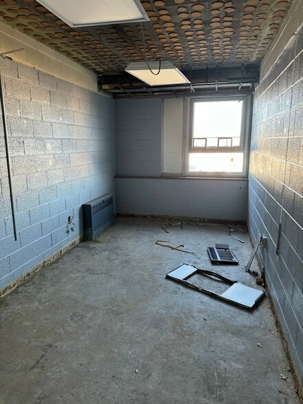 More Photos Of 220 S Madison St, Rockford Specialty For Sale