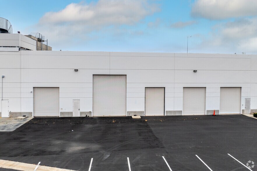More Photos Of 10455 Pacific Center Ct, San Diego Research And Development For Lease