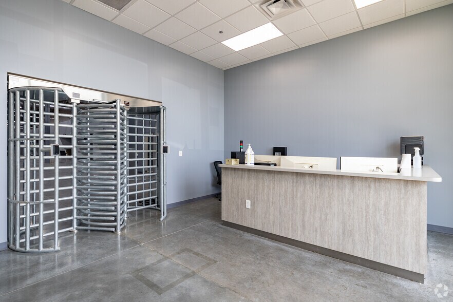 More Photos Of 12415 Old Lagrange Rd, Louisville Warehouse For Lease