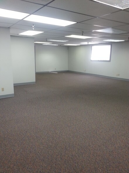 More Photos Of 2833 Lincoln St, Highland Office For Lease