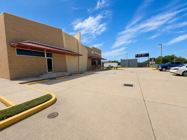 More Photos Of 8250 W Judge Perez Dr, Chalmette Medical For Sale