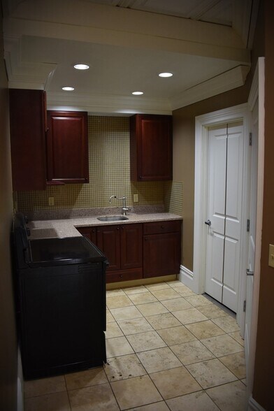 More Photos Of 270 Pleasant St, Northampton Office For Sale