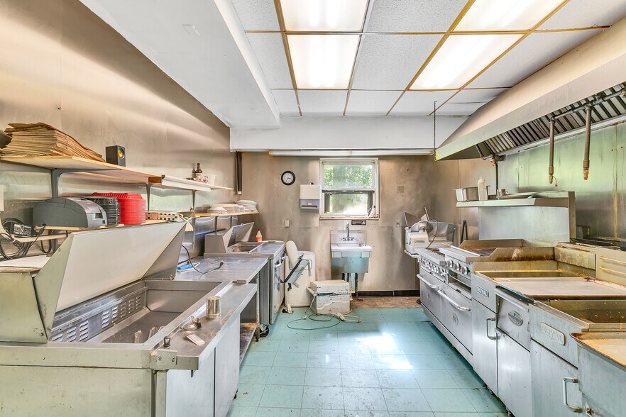 More Photos Of 715 Craigdell Rd, New Kensington Bar For Sale