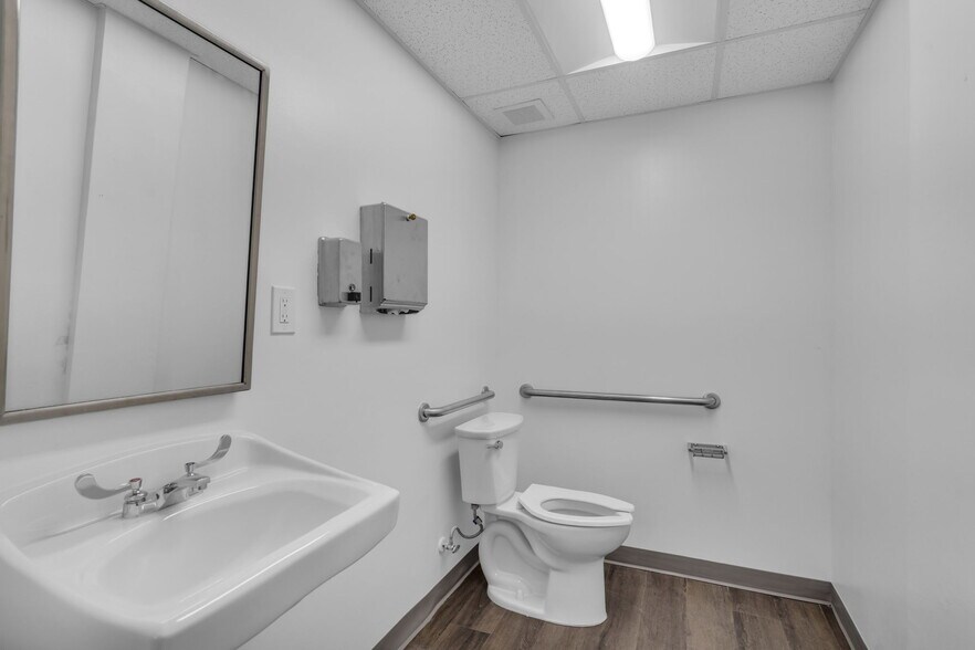 More Photos Of 325-337 W 75th Pl, Hialeah Warehouse For Lease