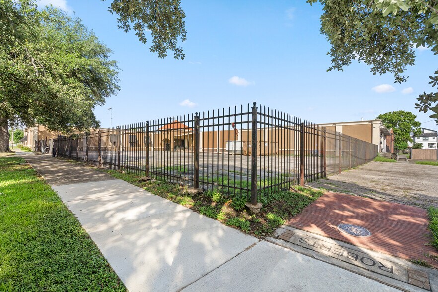 More Photos Of 3219 Harrisburg Blvd, Houston Medical For Lease
