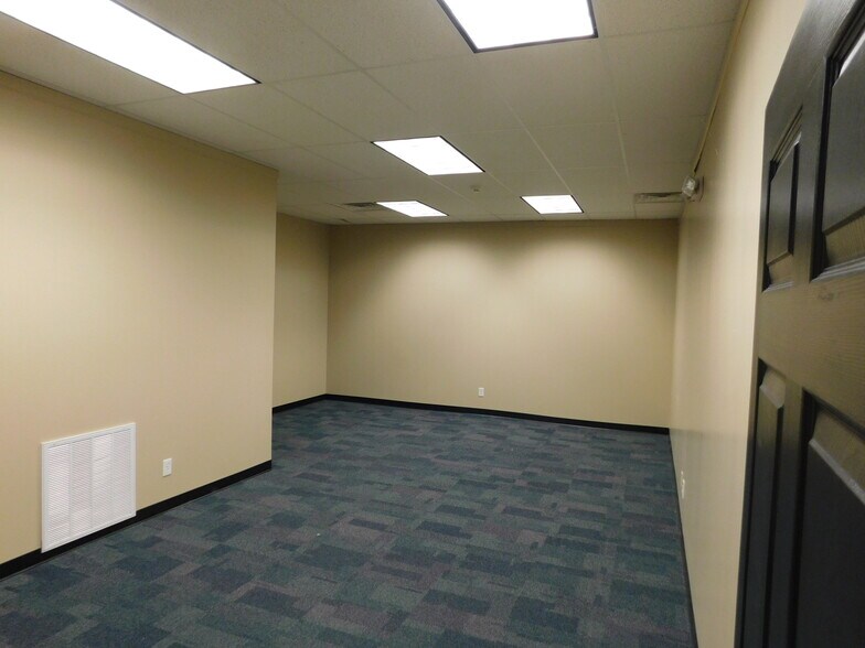 More Photos Of 875 Union St, Shelbyville Storefront Retail Office For Lease