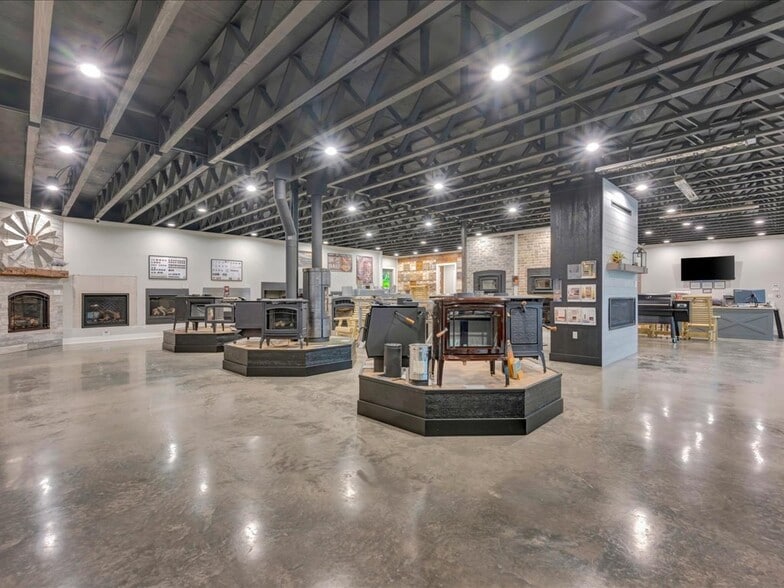 More Photos Of 9343 S US Highway 69, Huntington Showroom For Sale