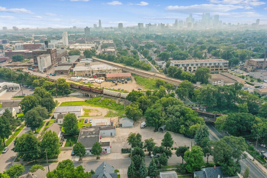 Primary Photo Of 714 18 1/2 Ave NE, Minneapolis Service For Lease